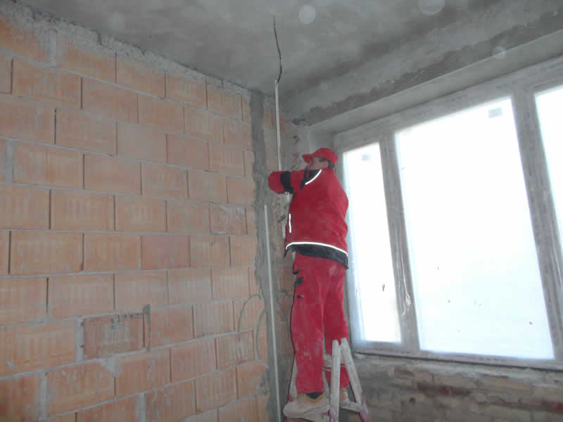 Omítání ostění okna v novostavbě rodinného domu