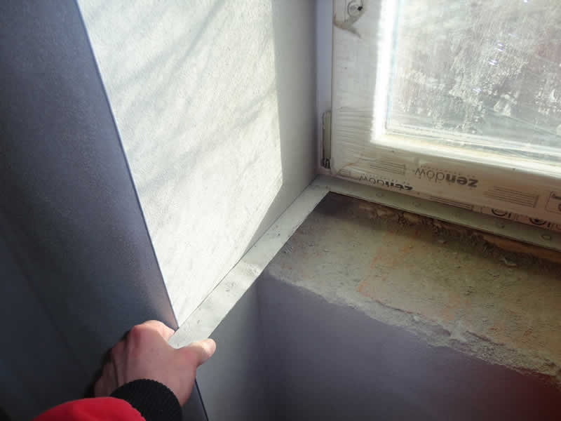 Příprava okenního parapetu před strojním omítáním