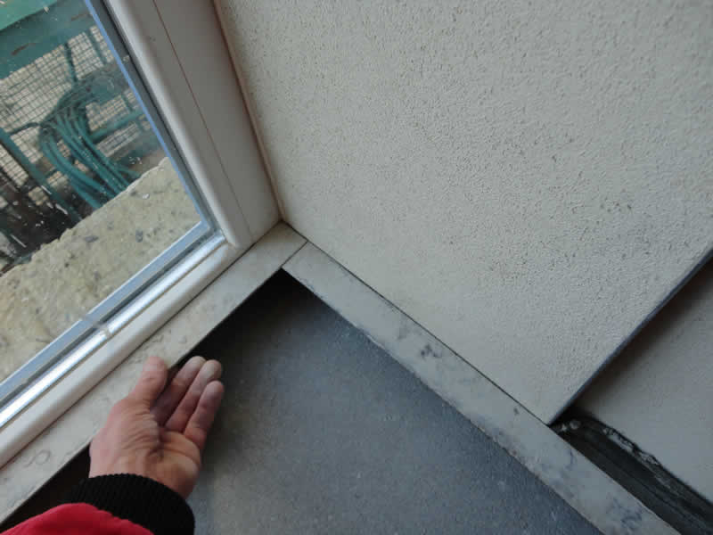 Precizní zednické začištění detailu okenního ostění