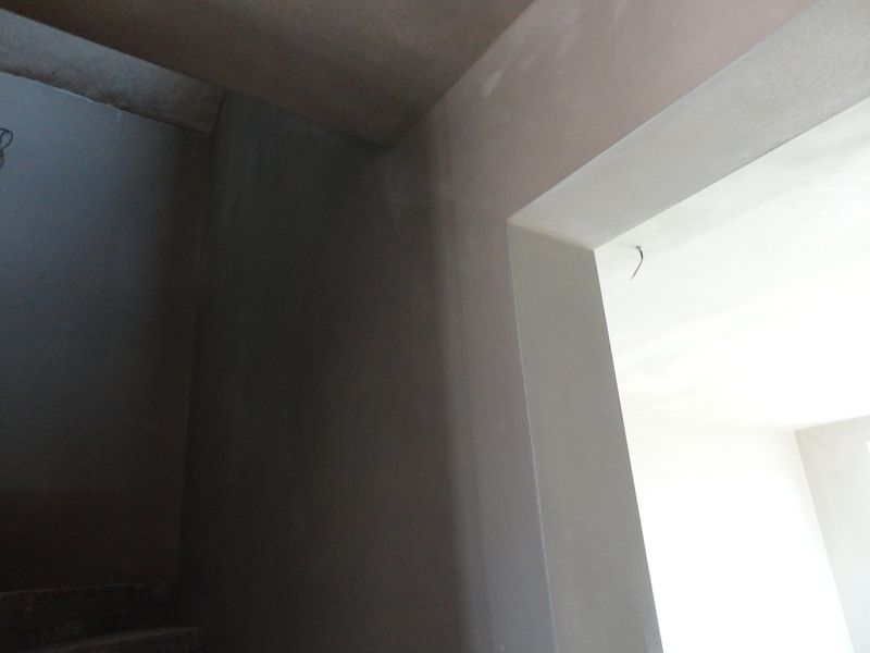 Hladký štukový povrch stěny po strojním omítání